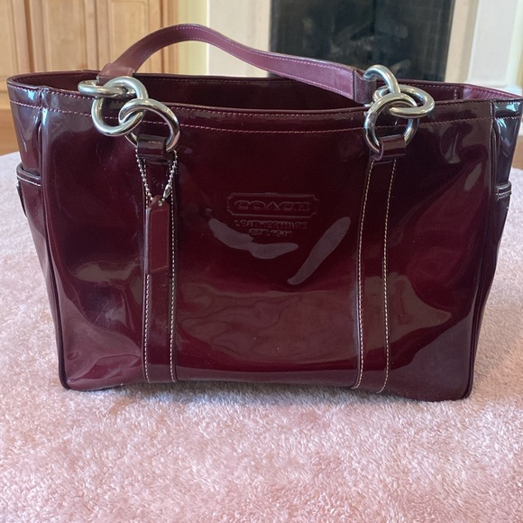 🎀 AUTH COACH BURGUNDY PATENT LEATHER SHOULDER TOTE BAG GREAT CONDITION 💛 - Picture 2 of 7